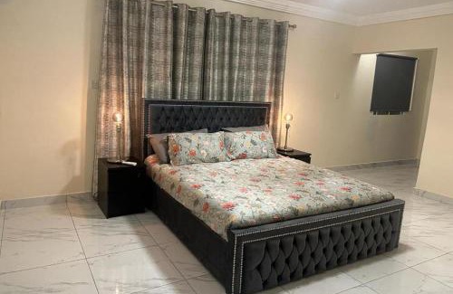 Freetown Apartment | 3 Bed Apartment Sleeps 6 - EnSuites Parking Wifi