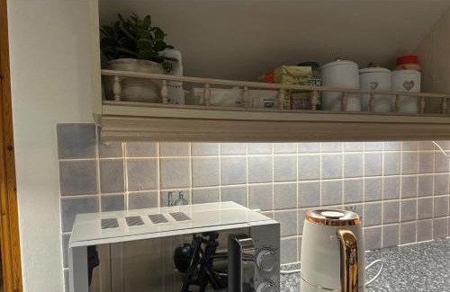 Bucksburn House | 3 Bed Cottage Sleeps 2 with Parking Garden & Wifi