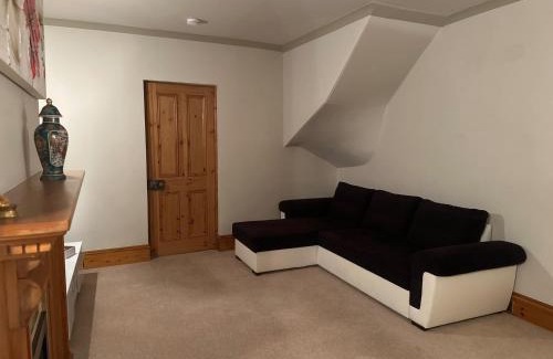 Bucksburn House | 3 Bed Cottage Sleeps 2 with Parking Garden & Wifi