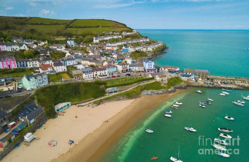 Llandyssiliogogo House | 3 Bed Cottage-Sleeps 6-Garden-Hot Tub-Games Room