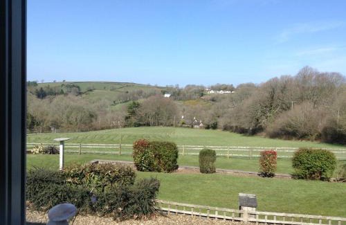 Llandyssiliogogo House | 3 Bed Cottage-Sleeps 6-Garden-Hot Tub-Games Room