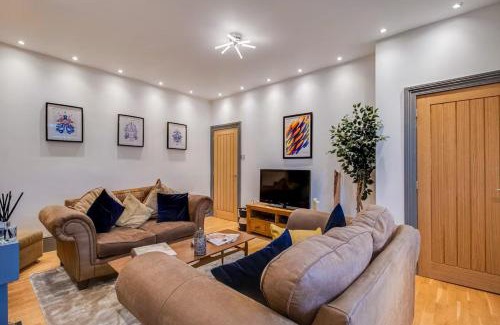 Meltham House | 3-Bed Countryside Retreat, Comfortable Stay, Family Friendly, Pet Friendly, Sleeps 5