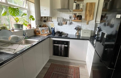 Woodside Apartment | 3 bed home in South London with garden and parking