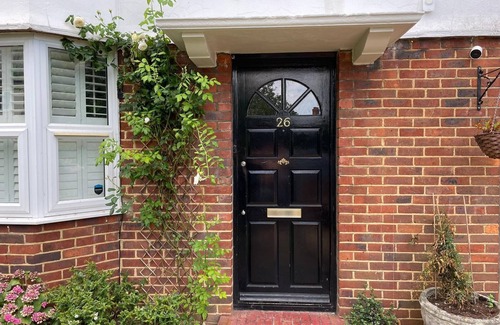 Woodside Apartment | 3 bed home in South London with garden and parking