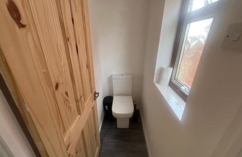 Grasby House | 3-Bed House - Sleeps 5 with free on street parking