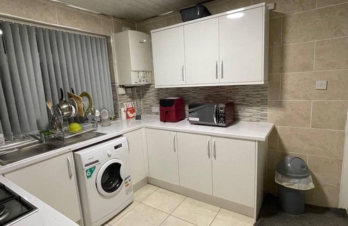 Stonnall House | 3-bed House - Sleeps 5 With Free Parking