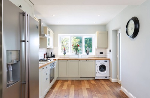 Brighton House | 3 Bed house with games room, hot tub & free parking.