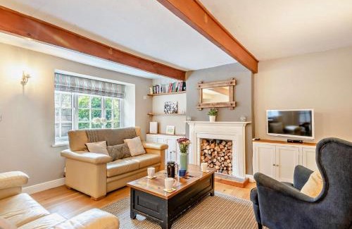 Weybourne House | 3 Bed in Weybourne KT144