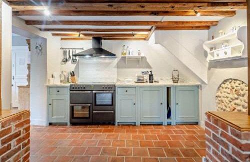 Weybourne House | 3 Bed in Weybourne KT144