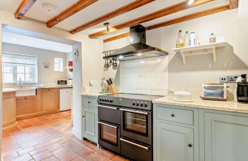 Weybourne House | 3 Bed in Weybourne KT144