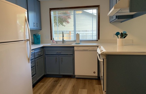 Alvadore House | 3-Bed Mid-Century Mod Home - 14 Min. to Autzen & 5 Min to Airport