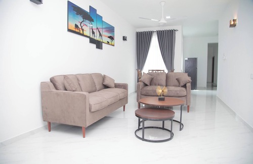 Pamankada West House | 3 Bedroom Apartment in Colombo 06 - Near Shops, Dining & Attractions