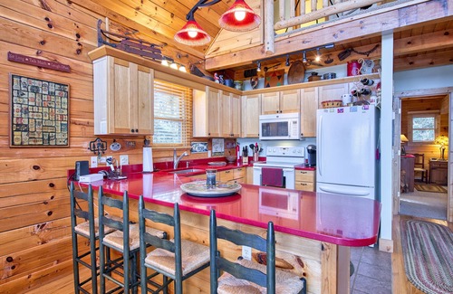 Maggie Valley Cabin | 3 Bedroom, Beautiful Mountain Views, Wireless Internet, Located behind MVCC