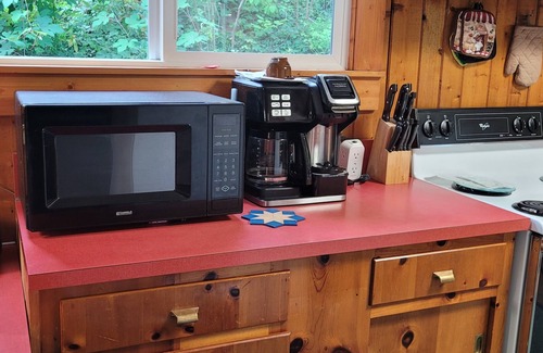 Cloverdale Cottage | 3 Bedroom Cottage on Long Lake