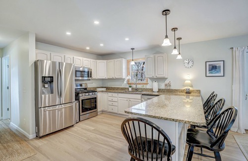 Lagoon Heights House | 3-bedroom house in charming Oak Bluffs with WiFi, AC. Start your vacation