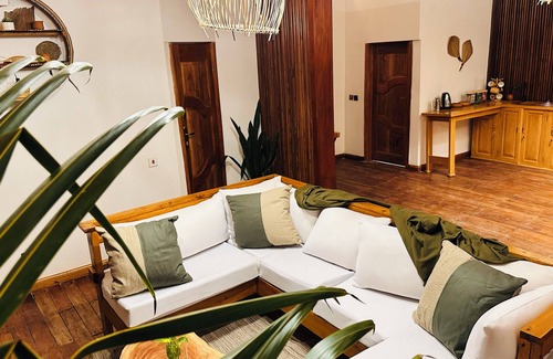 Beyin Villa | 3-bedroom Luxury Villa near Nzulezu with WiFi, AC and Free Breakfast