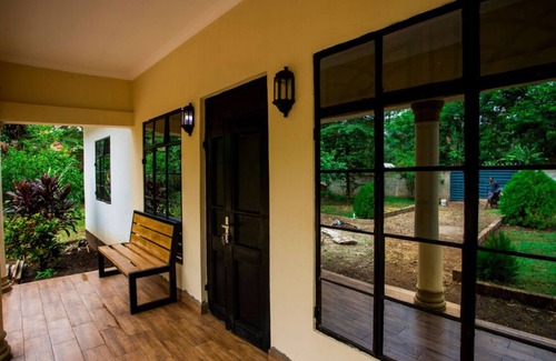 Moshi Cottage | 3 bedroom nWarm showernkitchennSecurednPacking nFast internet wifinGenerous host