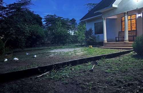 Moshi Cottage | 3 bedroom nWarm showernkitchennSecurednPacking nFast internet wifinGenerous host