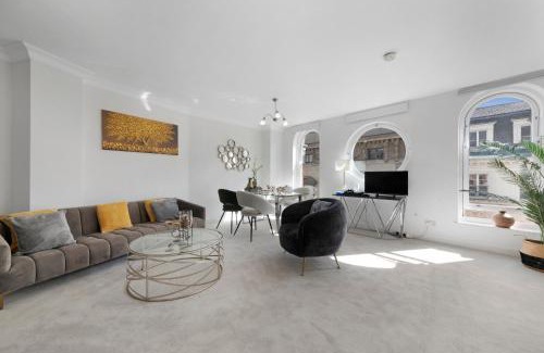 London City Centre Apartment | 3 Bedroom Penthouse with Roof Terrace in Covent Garden