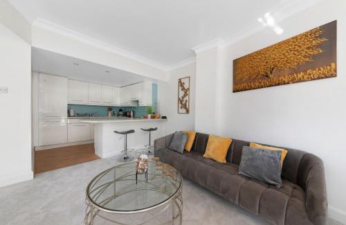 London City Centre Apartment | 3 Bedroom Penthouse with Roof Terrace in Covent Garden