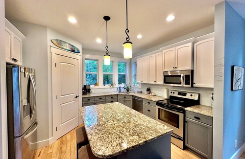 Swansea Point House | 3 Bedroom Sleeps 6, Hot Tub, Exec home, Workspace incl. desk,