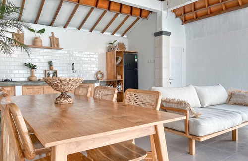 Padangsambian Klod Villa | 3 bedroom tropical villa, king beds, private pool,. FREE airport pickup