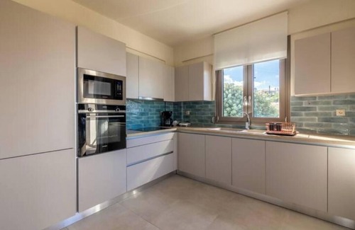 Politiko House | 3 bedroom Villa with Stunning View & private park.