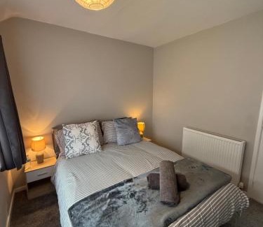 Shirley House | 3 BR Family & Contractors Near NEC & Bhm Airport Parking 3