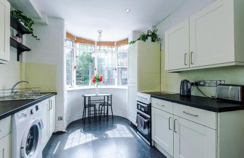 Prestwich House | 3 BR Property in Prestwich 15 mins from Manchester City Centre Garden Free parking Superfast WIFI Netflix