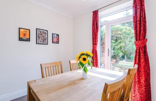 Prestwich House | 3 BR Property in Prestwich 15 mins from Manchester City Centre Garden Free parking Superfast WIFI Netflix