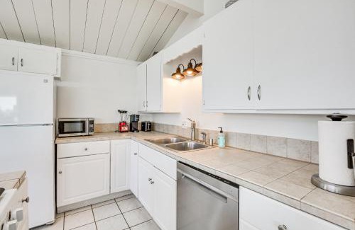 Middletown Apartment | 3 Mi to Balboa Park Water-View Condo with Balcony