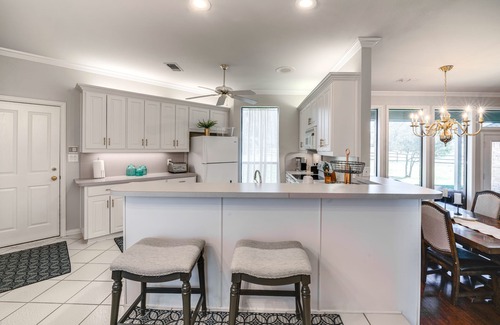 Aubrey House | ~ 3 Mi to Dtwn: Aubrey Vacation Rental w/Patio!