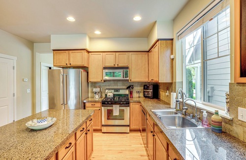 Bothell House | 3 Mi to Dtwn Bothell: Quaint Family Home w/Patio
