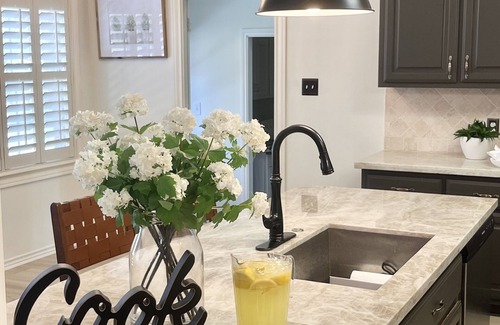 College Station House | 3 mi to Kyle Field, Farm house Ranchette, sleeps 20!