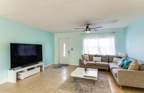 Lake Park House | 3 Mi to Riviera Beach! Group-Friendly Home with Yard