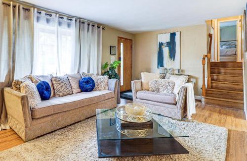 Pleasant Hills House | 3 Mi to South Park Quiet Pittsburgh Area Getaway