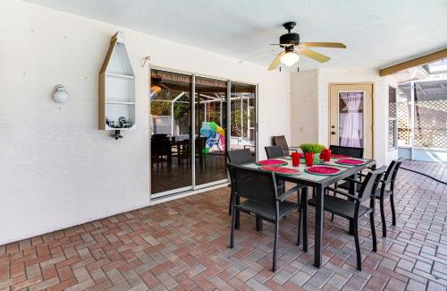 Spring Hill House | 3 Mi to Weeki Wachee Springs SP Poolside Oasis!