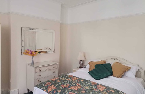 Goodmayes House | 3 Minutes to Train station large town house with 5 bedroom, 6 bed, sleep 8 guest