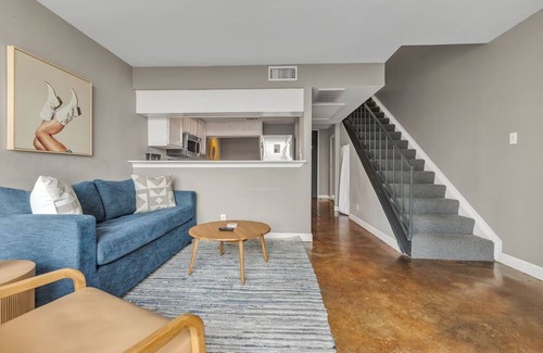 Downtown Austin Apartment | 3 Perfect Loft w/Kitchen & Balcony | Walk to Restaurants & Convention