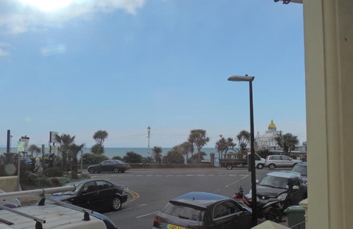 Eastbourne City Centre Apartment | 3 Queens Gardens Sea View Apartment
