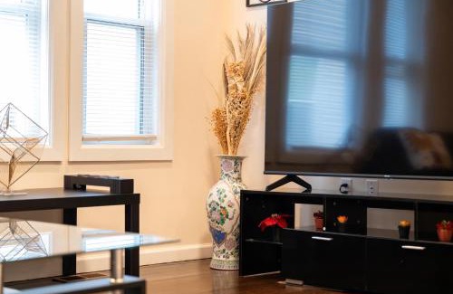 Meeting House Hill Apartment | 30-1 - 4BR Boston - Cozy Apt near Geneva Cliffs