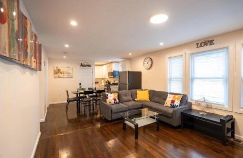 Meeting House Hill Apartment | 30-1 - 4BR Boston - Cozy Apt near Geneva Cliffs