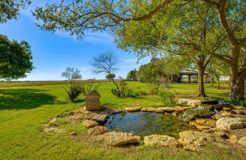 Nemo House | 30 Mi to Fort Worth Rural Retreat with Patio!