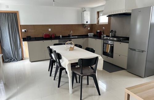 Apulia Ski Chalet | 300m by Apúlia Beach&Terrace