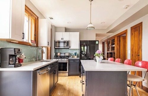 Little Village Apartment | 31+Day Stay. 20 min Drive to Midway, South Loop, Beach, & Museums.