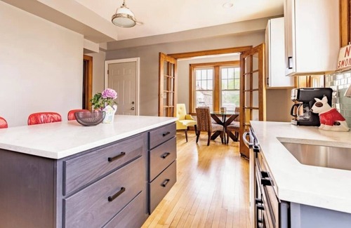 Little Village Apartment | 31+Day Stay. 20 min Drive to Midway, South Loop, Beach, & Museums.