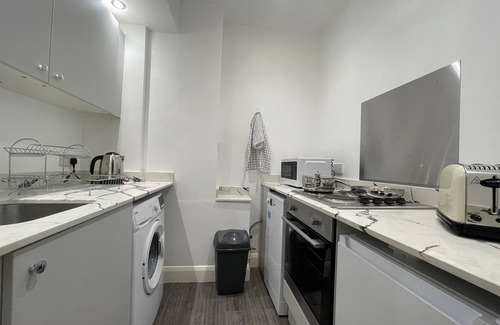 Sutton Apartment | 35 min from London Victoria/2-Bedrooms Flat in the Heart of Cheam Village