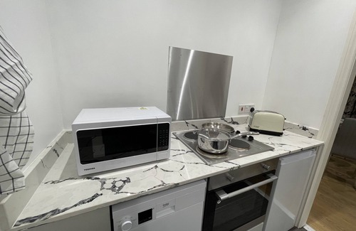 Sutton Apartment | 35 min from London Victoria/2-Bedrooms Flat in the Heart of Cheam Village