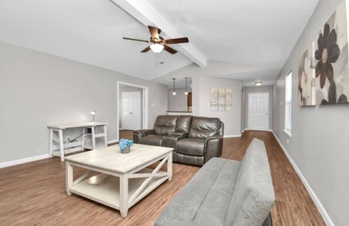 Iowa Colony House | $3500 Per/Mth, 4BRs, Gated Community