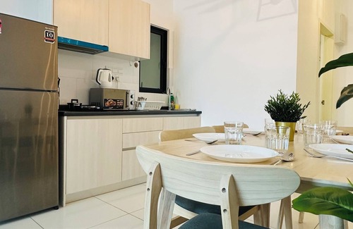Taman Pertama Condo | 36 Family Suite 7 Pax 3 Rooms Velocity Mall IKEA Short Walk to MRT & LRT Maluri
